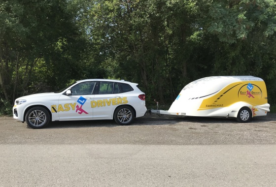 BMW X3e mit Anhänger Excalibur