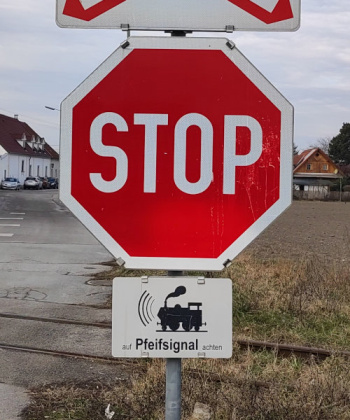 Verkehrszeichen Stopptafel mit Zusatztafel Pfeifsignal