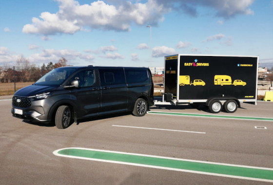 Ford Tourneo Custom PHEV mit Humer-Anhänger
