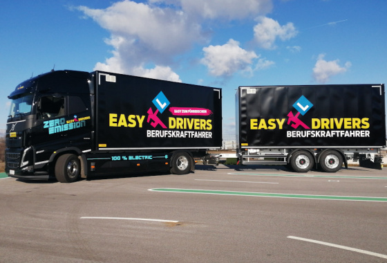 Volvo FH Electric mit Anhänger Gföllner