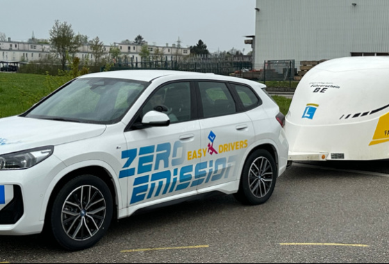 BMW iX1 mit Anhänger Excalibur S2